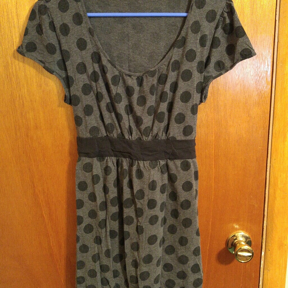 Polka dotted maternity shirt